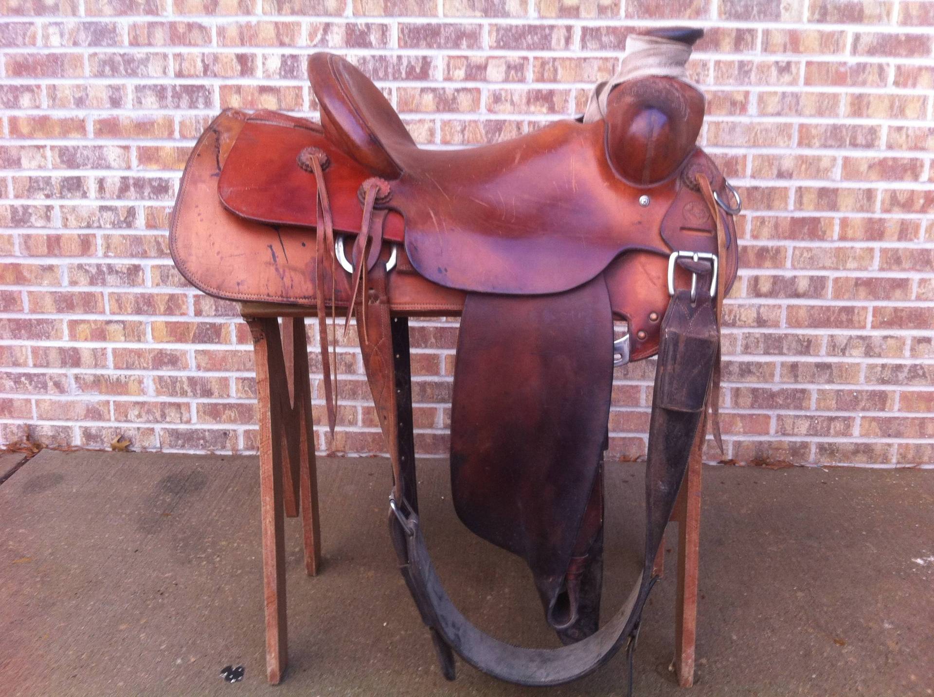 Custom saddle with wood post horn and will james tree